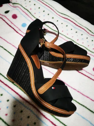 Sandalias cuña Tommy Hilfiger negras y marrones