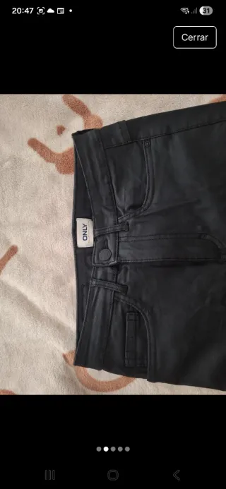 Pantalón efecto piel negro