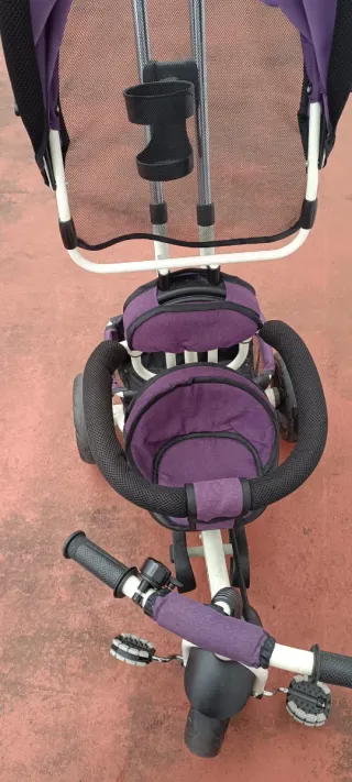 Triciclo infantil morado con capota