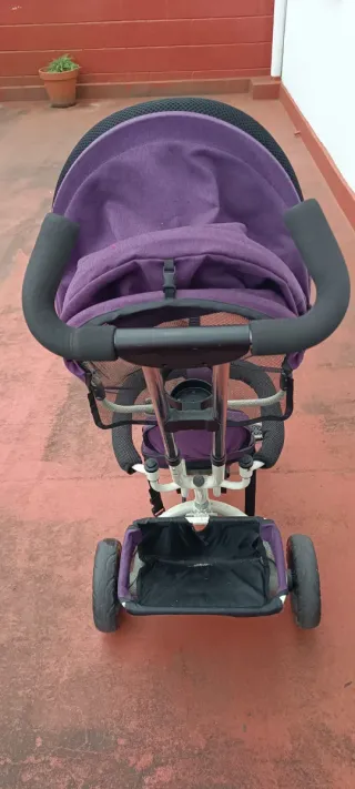 Triciclo infantil morado con capota