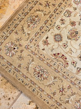 Alfombra estilo oriental beige y caqui.