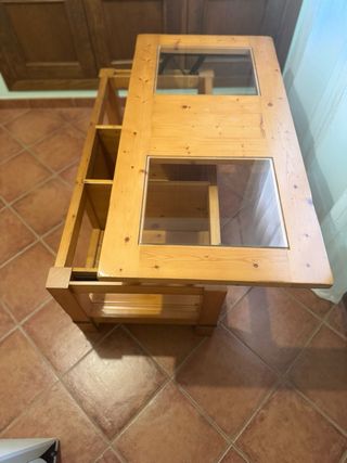 Mesa de madera de pino con tapa de cristal