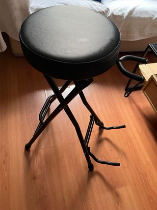 Taburete plegable con soporte  y reposapiés