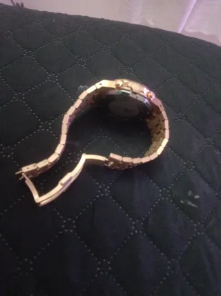 Reloj de cuarzo dorado con esfera verde