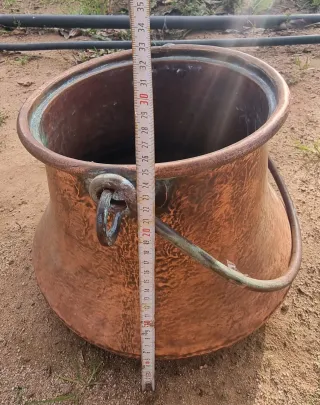 Antiguo caldero de cobre