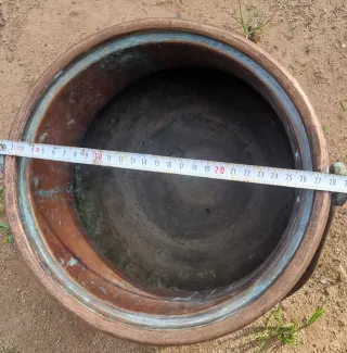 Antiguo caldero de cobre