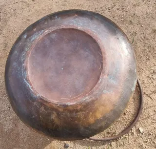 Antiguo caldero de cobre