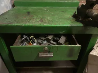 Mesa de trabajo verde con cajón y tornillo