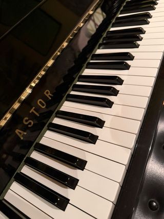 Piano de pared ASTOR