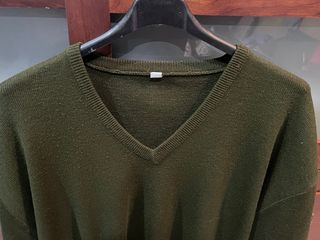 Jersey verde liso cuello pico