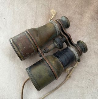 Binoculares antiguos de metal