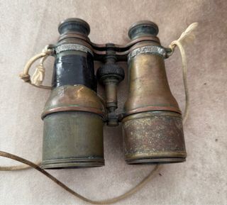Binoculares antiguos de metal