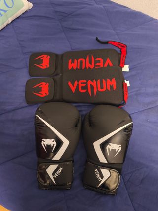 Guantes y espinilleras Muay Thai Venum
