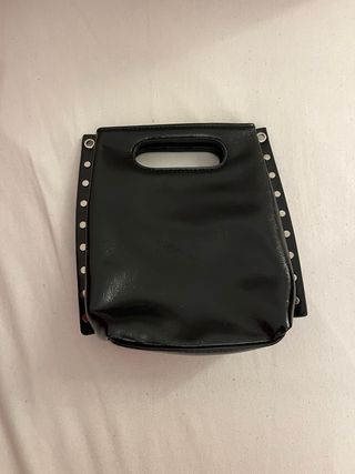 Bolso negro pequeño con tachuelas