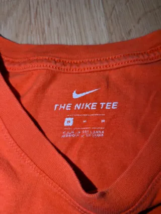 Camiseta Nike naranja básica