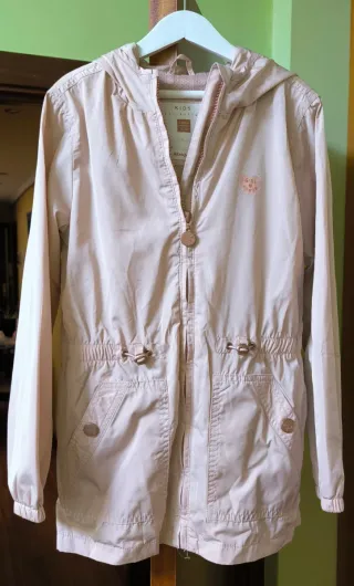 Chubasquero rosa con capucha talla 9-10 años. 140