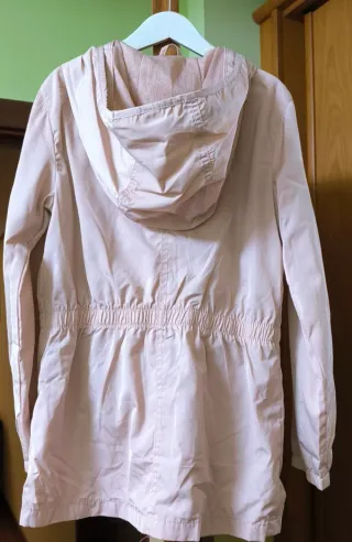 Chubasquero rosa con capucha talla 9-10 años. 140