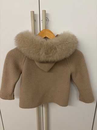 Abrigo Pangasa Beige Talla 48 Meses.