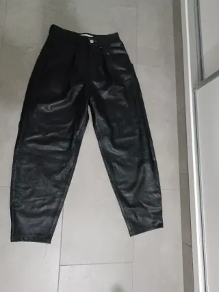Pantalón negro cuero ancho con pinzas