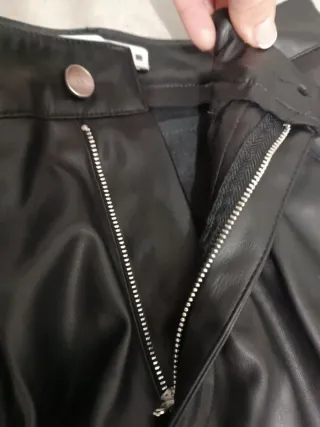 Pantalón negro cuero ancho con pinzas