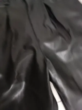 Pantalón negro cuero ancho con pinzas