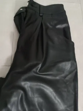 Pantalón negro cuero ancho con pinzas