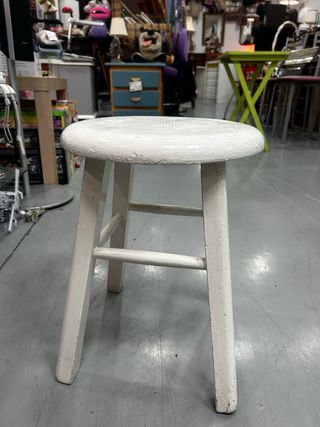Pequeño taburete redondo de madera blanco