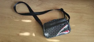 Riñonera Sprayground Tiburón