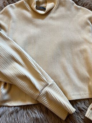 Jersey Bershka beige cuello alto