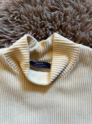 Jersey Bershka beige cuello alto