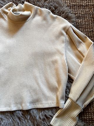 Jersey Bershka beige cuello alto