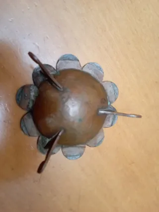 Cenicero antiguo con monedas