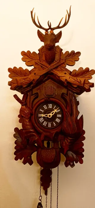 Orologio a cucù in legno intagliato