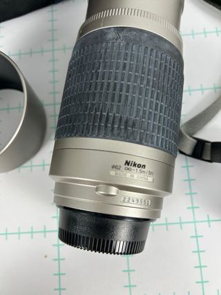 Cámara Nikon F65 + teleobjetivo y bolsa