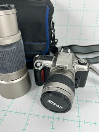 Cámara Nikon F65 + teleobjetivo y bolsa