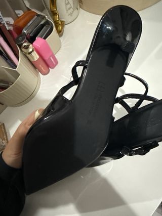 Zapatos de tacón negros nuevos