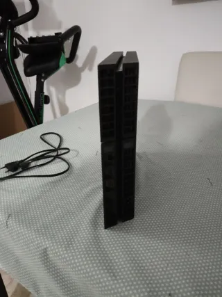 PS4 (PlayStation 4) Negra + Cargador y HDMI