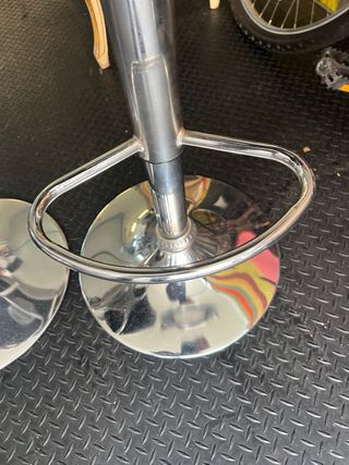 Taburetes de Barra Plateados y Blancos