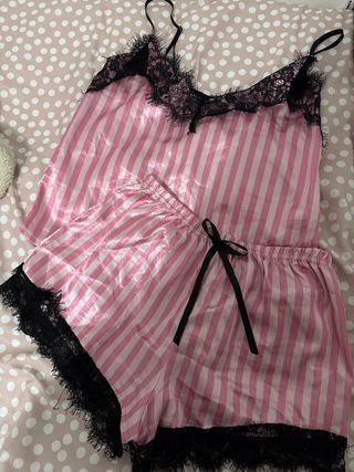 Pijama de seda rosa y negro