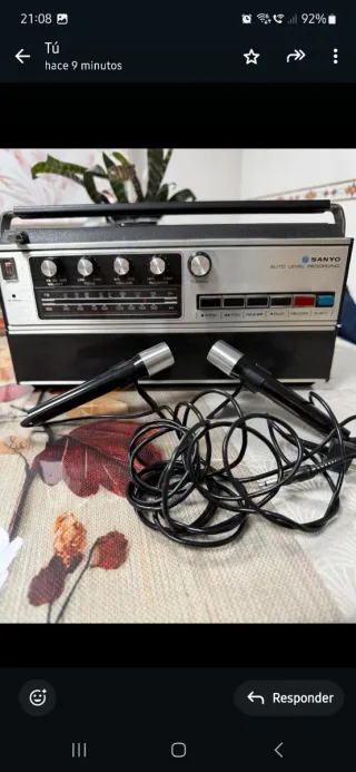 Radio Sanyo antigua con micrófonos