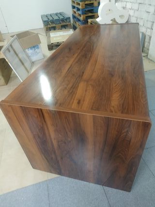 Mesa de reunión de madera