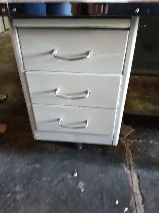 Mesa de despacho metálica con cajones