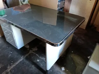 Mesa de despacho metálica con cajones