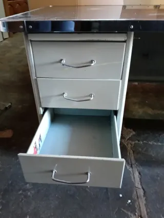 Mesa de despacho metálica con cajones