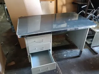 Mesa de despacho metálica con cajones