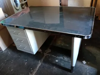 Mesa de despacho metálica con cajones