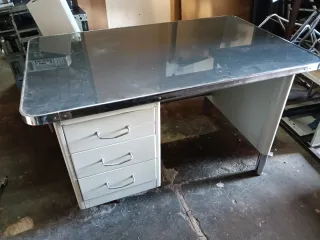 Mesa de despacho metálica con cajones