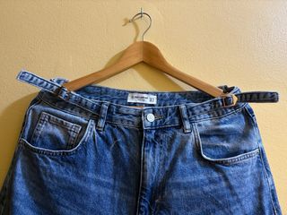 Pantalón vaquero tiro alto pierna ancha.