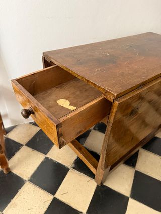 Mesa rústica de alas con cajones a los lados.