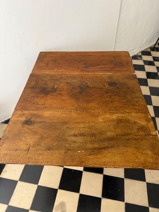 Mesa rústica de alas con cajones a los lados.